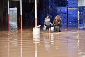 Antalya'nın Finike ve Kumluca'da etkili olan şiddetli yağış hayatı olumsuz