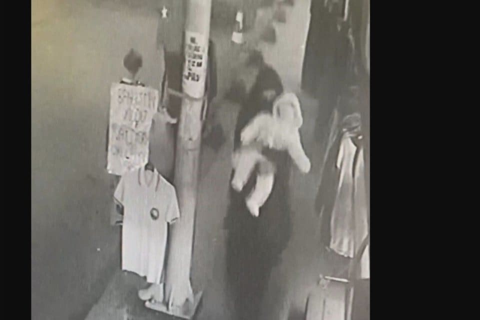 İstanbul Sultangazi'de Hatice H. kucağında bebeğiyle y&uuml;r&uuml;rken silahlı saldırıya uğradı.