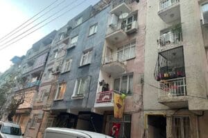 İZMİR'in Konak il&ccedil;esinde, 7 katlı apartmanın &ccedil;atısında arkadaşıyla oyun oynayan