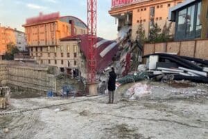 İstanbul K&uuml;&ccedil;&uuml;k&ccedil;ekmece'de yan tarafındaki inşaatın istinat duvarında meydana gelen &ccedil;&ouml;kme