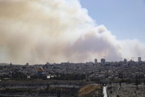 Kud&uuml;s'te &uuml;st &uuml;ste iki patlama yaşandı. İsrail polisi otob&uuml;s duraklarında