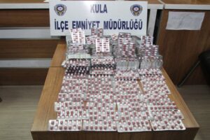 Manisa'nın Kula il&ccedil;esinde polis ekiplerinin durdurduğu otob&uuml;ste bir yolcunun &uuml;zerinde