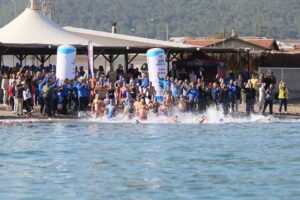 İzmir Büyükşehir Belediyesi'nin Çeşmealtı'nda düzenlediği 100. Yıl Açık Su Yüzme