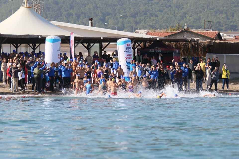 İzmir Büyükşehir Belediyesi'nin Çeşmealtı'nda düzenlediği 100. Yıl Açık Su Yüzme