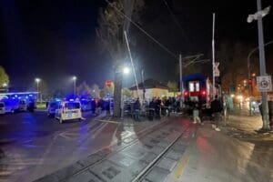 Sakarya'nın Adapazarı il&ccedil;esinde tren yolundaki hemzemin ge&ccedil;itten iddiaya g&ouml;re kulaklıkla