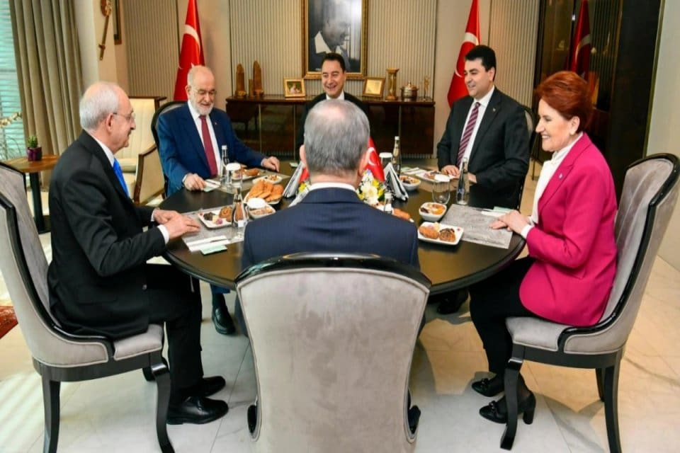 Siyasi partiler, milletvekili listelerine son şeklini vermek i&ccedil;in &ccedil;alışmalarını hızlandırdı.