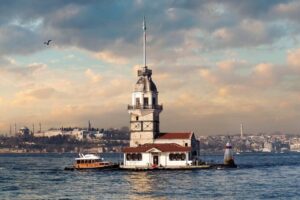 Restore edildiği söylenerek çevresi kapatılan Kız Kulesi’nin söküldüğü ortaya çıkmıştı.