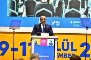 Uluslararası İzmir K&uuml;lt&uuml;r Zirvesi sona erdi. Zirvenin kapanış oturumunda konuşan