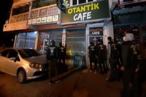 Bağcılar'da corona vir&uuml;s nedeniyle uygulanan tam kapanmada denetimlerini s&uuml;rd&uuml;ren İl&ccedil;e