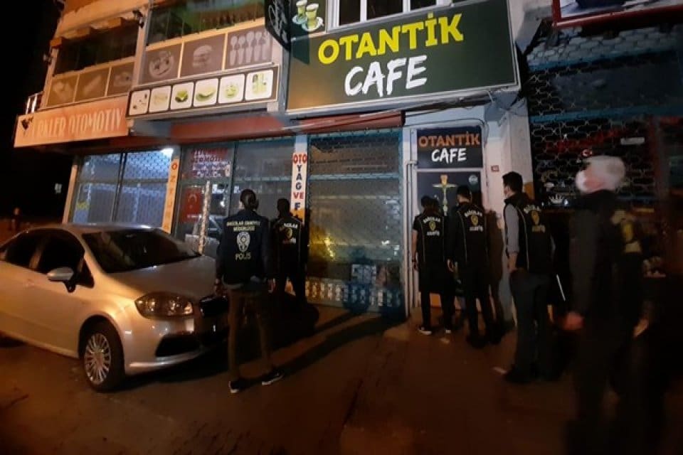 Bağcılar'da corona vir&uuml;s nedeniyle uygulanan tam kapanmada denetimlerini s&uuml;rd&uuml;ren İl&ccedil;e