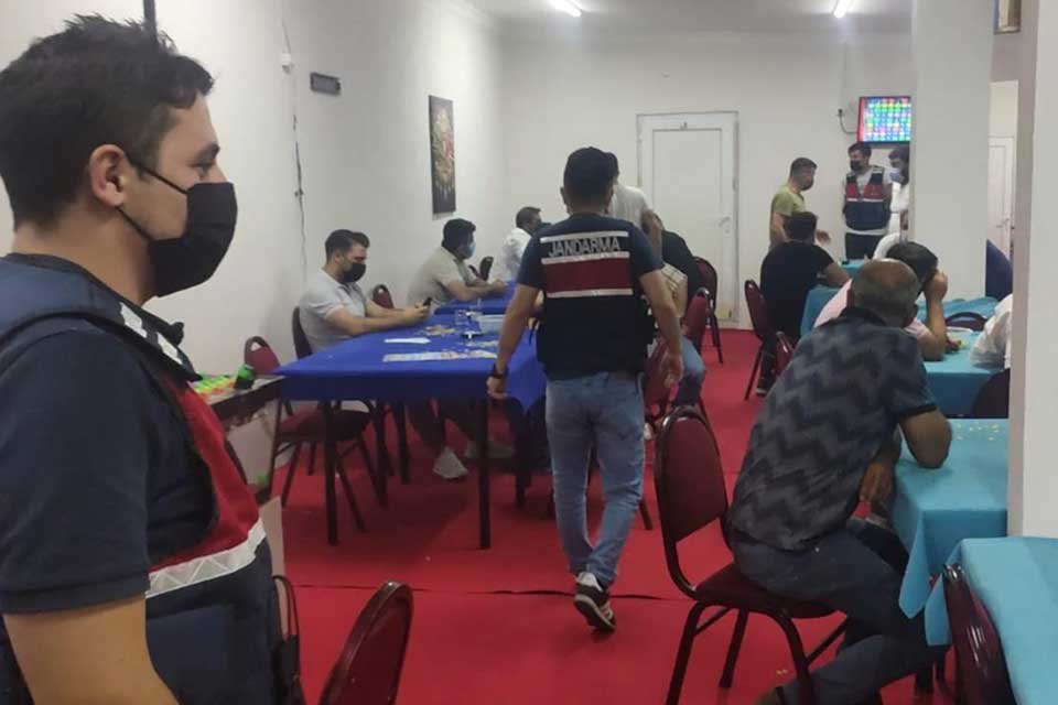 İzmir'in Torbalı il&ccedil;esinde, jandarma ekiplerince d&uuml;zenlenen kumar operasyonunda 111 kişiye