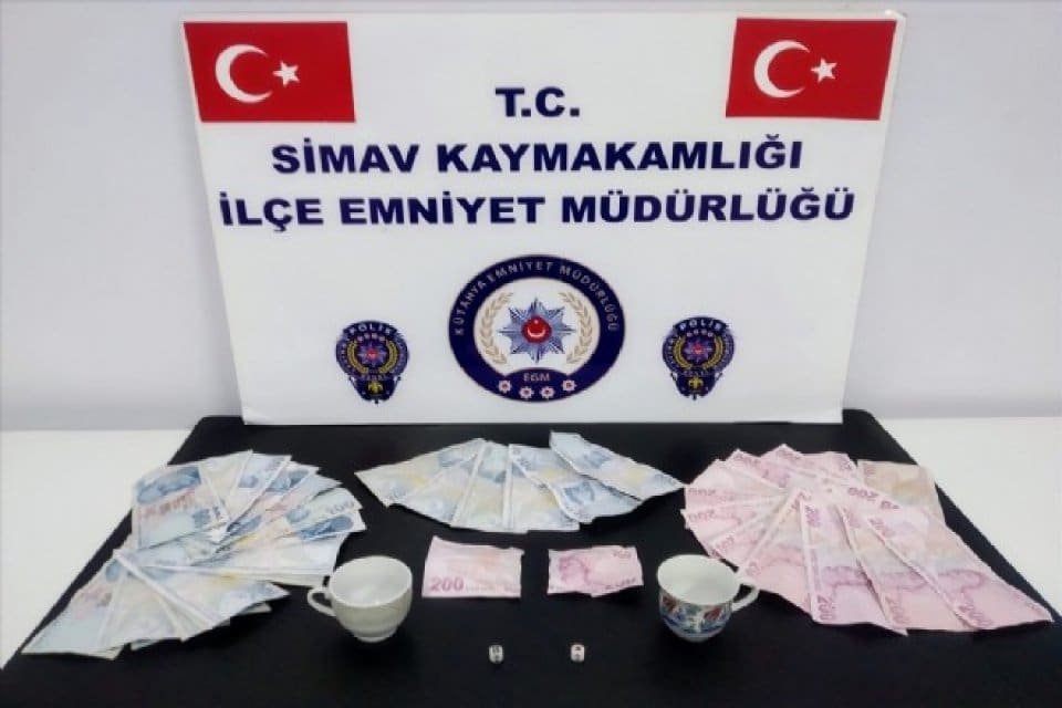 K&uuml;tahya'nın Simav il&ccedil;esinde, kahvehanede kumar oynayan 5 kişiye idari para