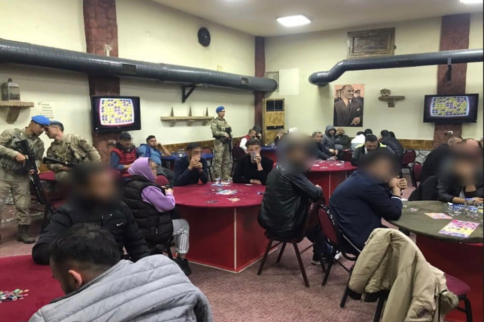 İzmir'in Bornova il&ccedil;esinde tombala oynanan 2 adrese d&uuml;zenlenen operasyonlarda 215