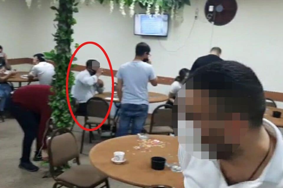 İzmir'in Bornova il&ccedil;esindeki bir depoya yapılan operasyonda, maske takmayıp, sosyal