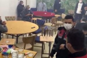 İzmir'in Torbalı ilçesinde, jandarma ekiplerinin düzenlediği operasyonda kumar oynadıkları, sosyal