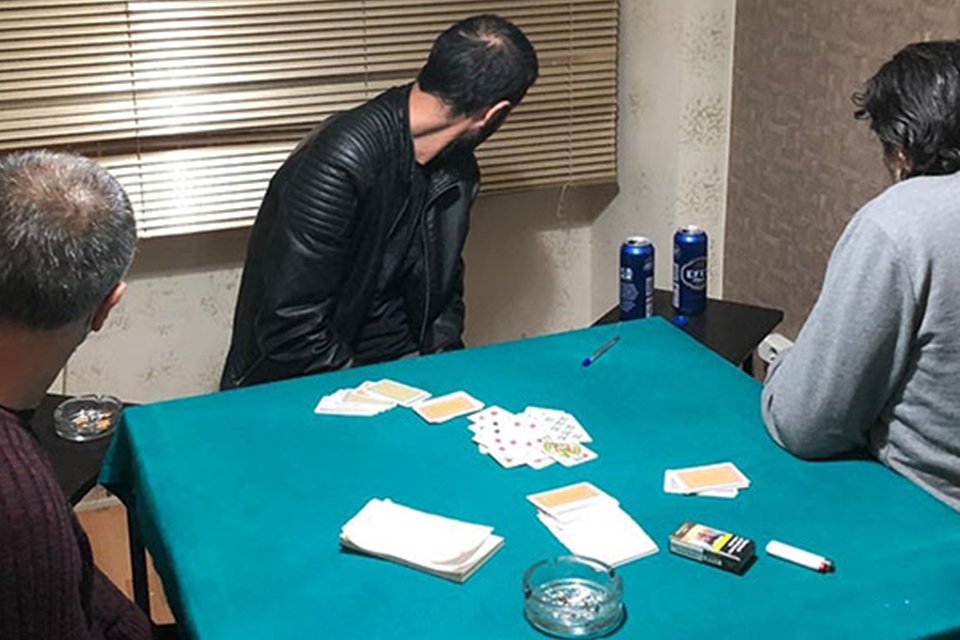 İZMİR'in Bornova ilçesinde, kahvehanede kumar oynarken yakalanan 75 kişiye toplam