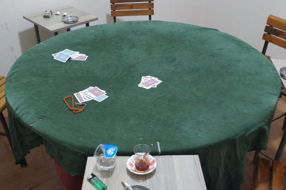 İzmir'in Ödemiş ilçesinde, polis ekipleri tarafından kumarhanaye çevrildiği tespit edilen