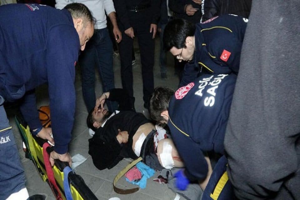 Erzurum'da arkadaşıyla y&uuml;r&uuml;yen Mehmet G. (22), k&uuml;pesiyle alay eden 2