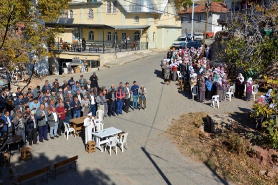 Manisa'nın Demirci il&ccedil;esinde yaşanan kuraklık sebebiyle y&uuml;zlerce kişi yağmur duasına