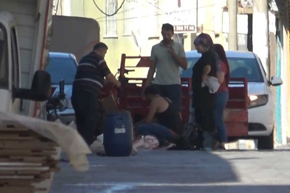 İzmir'in Buca ve Karabağlar il&ccedil;elerinde bazı vatandaşlar, kurbanlıklarını belirlenen alanlarda