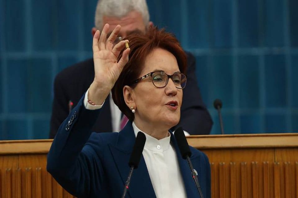 İyi Parti S&ouml;zc&uuml;s&uuml;&nbsp;K&uuml;rşad Zorlu, Meral Akşener&rsquo;in bug&uuml;n Meclis'te g&ouml;sterdiği mermi