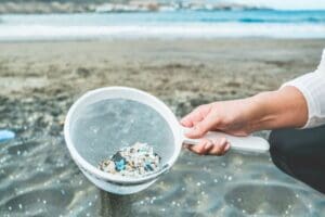 Bilim insanları d&uuml;nyanın geleceğini tehdit eden mikroplastikleri &ccedil;evreden uzaklaştırmanın &ccedil;evreci