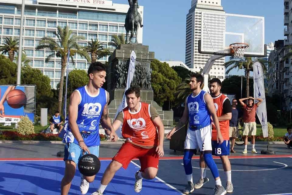 İzmir'in kurtuluşunun 100&rsquo;&uuml;nc&uuml; yılı onuruna d&uuml;zenlenen 3×3 Streetball İzmir 100&rsquo;&uuml;nc&uuml;