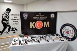 İzmir&rsquo;in Gaziemir il&ccedil;esinde bir depoya d&uuml;zenlenen baskında kurusıkıdan ger&ccedil;ek silaha