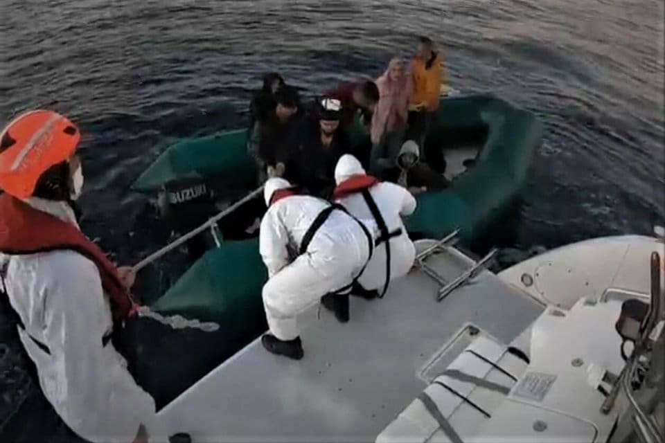 Aydın'ın Kuşadası il&ccedil;esi a&ccedil;ıklarında Yunan unsurlarınca T&uuml;rk kara sularına geri