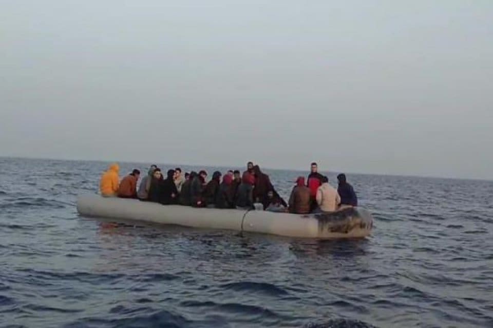 Aydın'ın Kuşadası il&ccedil;esi a&ccedil;ıklarında Yunan unsurlarınca T&uuml;rk kara sularına geri