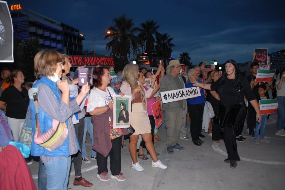 Aydın'ın Kuşadası il&ccedil;esinde bir grup; İran'da sa&ccedil;ı g&ouml;z&uuml;kt&uuml;ğ&uuml; gerek&ccedil;esiyle g&ouml;zaltına