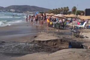 Aydın'ın Kuşadası il&ccedil;esinde, atık su hattından oluşan patlaktan boşalan lağım