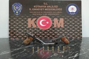 K&uuml;tahya'da ka&ccedil;ak silah ticareti yaptığı belirlenip, g&ouml;zaltına alınan 5 ş&uuml;pheliden