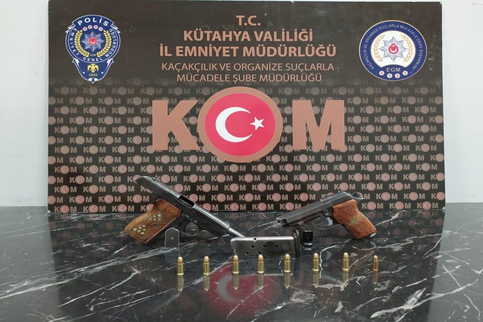 K&uuml;tahya'da ka&ccedil;ak silah ticareti yaptığı belirlenip, g&ouml;zaltına alınan 5 ş&uuml;pheliden