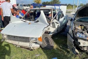K&Uuml;TAHYA&rsquo;da iki otomobilin kavşakta &ccedil;arpışması sonucu meydana gelen kazada 2&rsquo;si