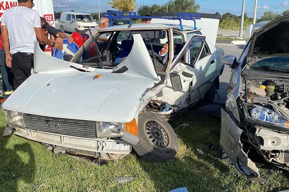 K&Uuml;TAHYA&rsquo;da iki otomobilin kavşakta &ccedil;arpışması sonucu meydana gelen kazada 2&rsquo;si