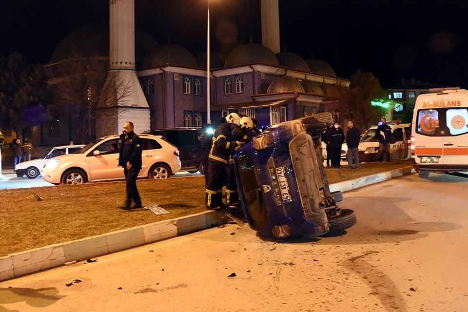 K&uuml;tahya'da&nbsp;kavşakta otomobille &ccedil;arpışan başka otomobilin devrildiği kazada, 2'si &ccedil;ocuk 7