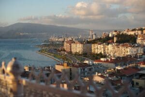 İzmir haftaya sıcak ve nemli bir giriş yaparken &ouml;n&uuml;m&uuml;zdeki g&uuml;nlerde