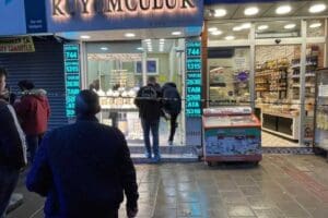 İzmir'in Gaziemir il&ccedil;esinde kuyumcuda &ccedil;alışanı silahla yaralayıp 6 bilezik alıp