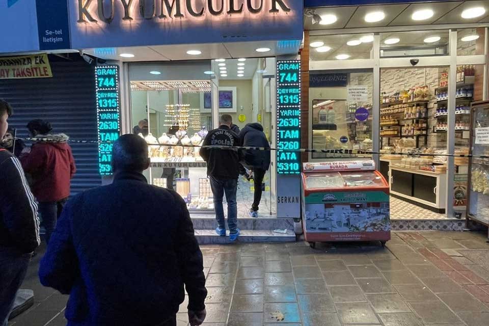 İzmir'in Gaziemir il&ccedil;esinde kuyumcuda &ccedil;alışanı silahla yaralayıp 6 bilezik alıp