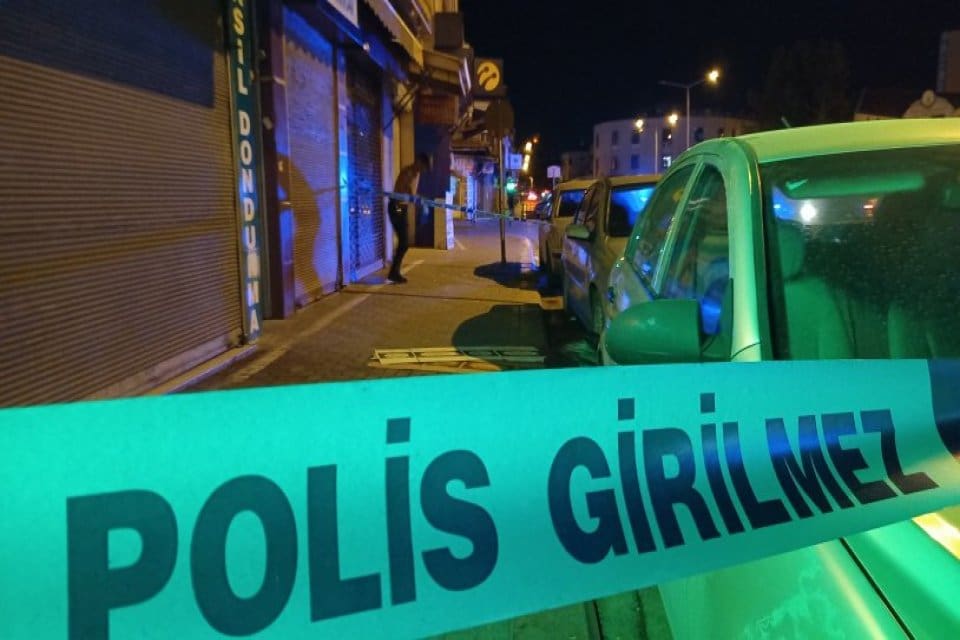 Konya&rsquo;da bir kişi tartıştığı kuzeni tarafından tabancayla vurularak ağır yaralandı.