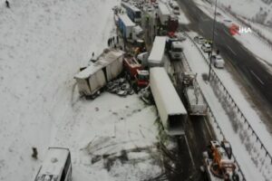 İstanbul Sarıyer mevkiinde kar yağışı nedeniyle kayganlaşan yolda feci kaza.