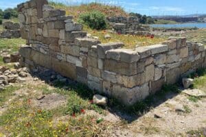 İzmir'in Aliağa il&ccedil;esinde M.&Ouml;. 11'inci y&uuml;zyılın ortalarında kurulan ve 12