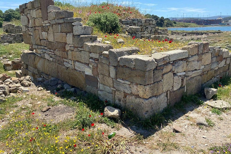 İzmir'in Aliağa il&ccedil;esinde M.&Ouml;. 11'inci y&uuml;zyılın ortalarında kurulan ve 12