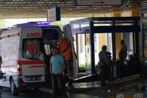 İzmir'in Konak il&ccedil;esinde, 'Laf atma' nedeniyle &ccedil;ıkan bı&ccedil;aklı kavgada 1