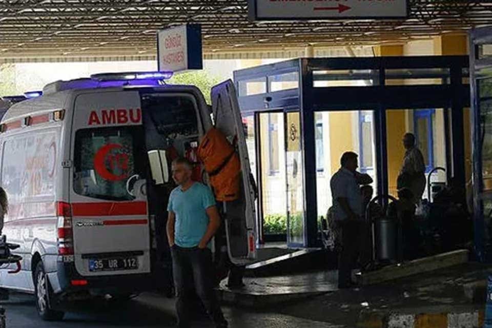 İzmir'in Konak il&ccedil;esinde, 'Laf atma' nedeniyle &ccedil;ıkan bı&ccedil;aklı kavgada 1