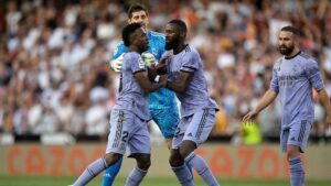 Real Madrid’in kanat oyuncusu Vinicius JR, Valencia ile oynanan karşılaşmada, rakip