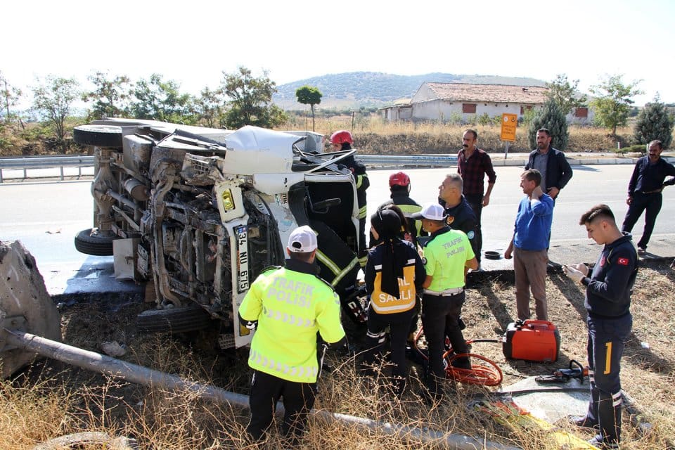 Manisa'da,&nbsp;lastiğin&nbsp;patlamasıyla kontrolden &ccedil;ıkan&nbsp;s&uuml;t toplama kamyoneti, trafik işaret levhalarına &ccedil;arpıp, devrildi.