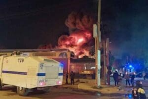 İzmir&rsquo;in Bornova il&ccedil;esinde, bir lastik bayisinde yangın &ccedil;ıktı. Ekipler yangına