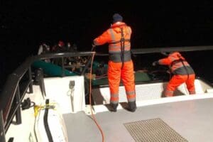 İzmir'in Dikili il&ccedil;esi a&ccedil;ıklarında, motor arızası nedeniyle denizde mahsur kalan